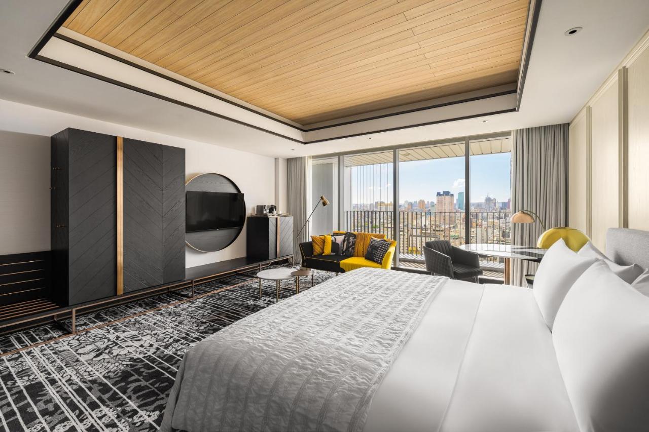 Le Meridien Тайчжун Екстер'єр фото A guest room at the Westin Nanjing