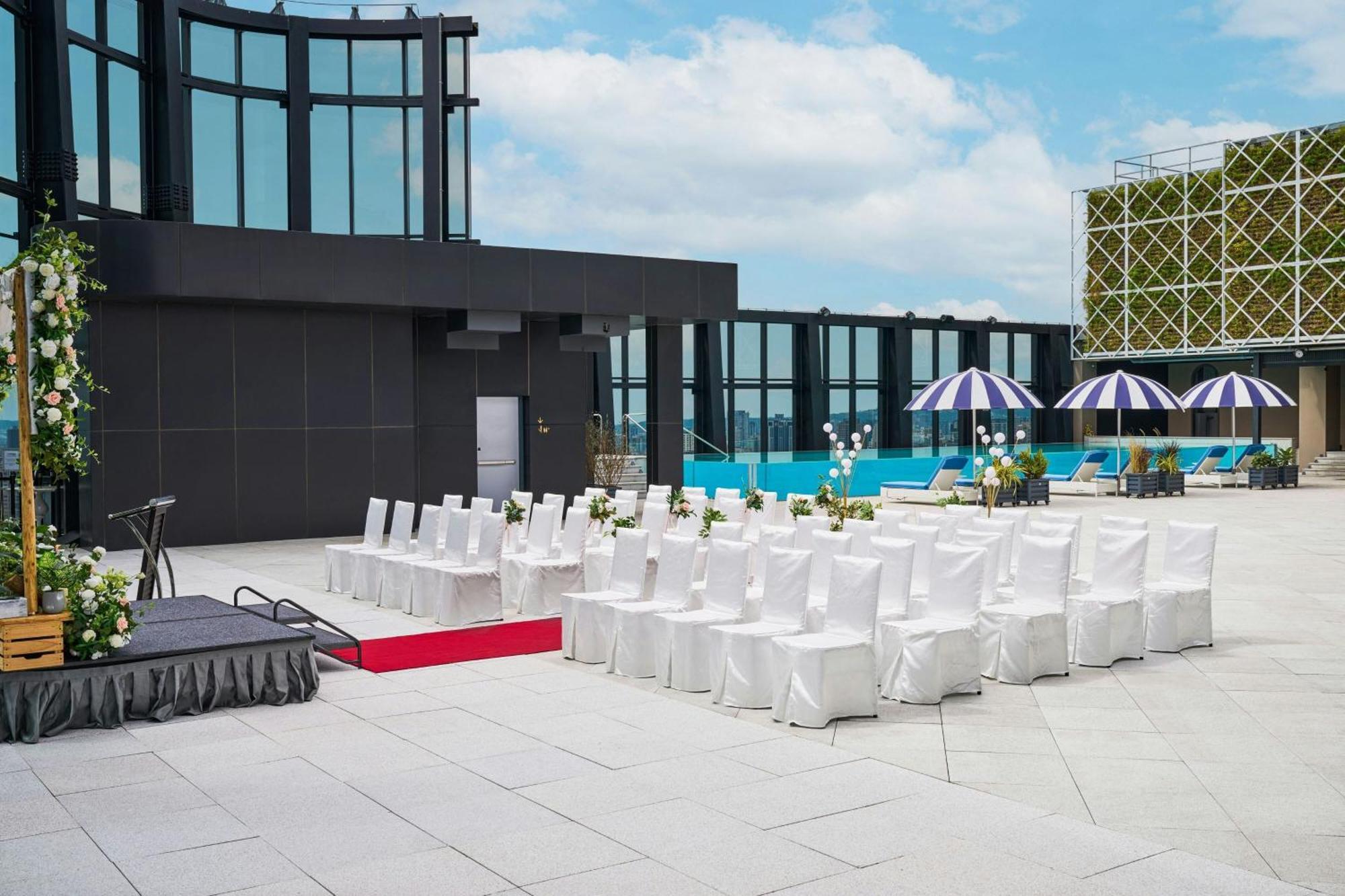 Le Meridien Тайчжун Екстер'єр фото The rooftop pool at the hotel