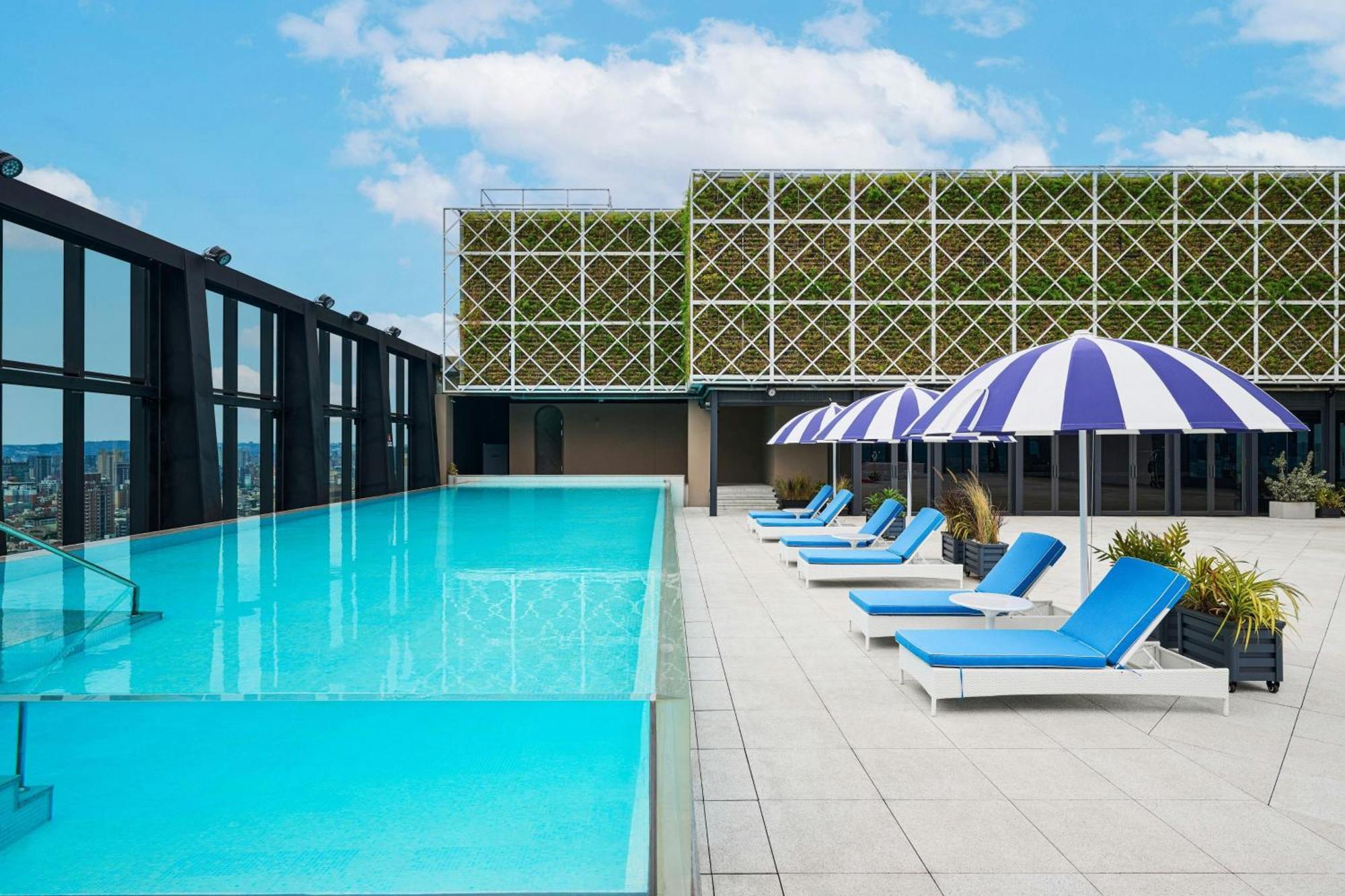 Le Meridien Тайчжун Екстер'єр фото Rooftop pool at The Standard East Village