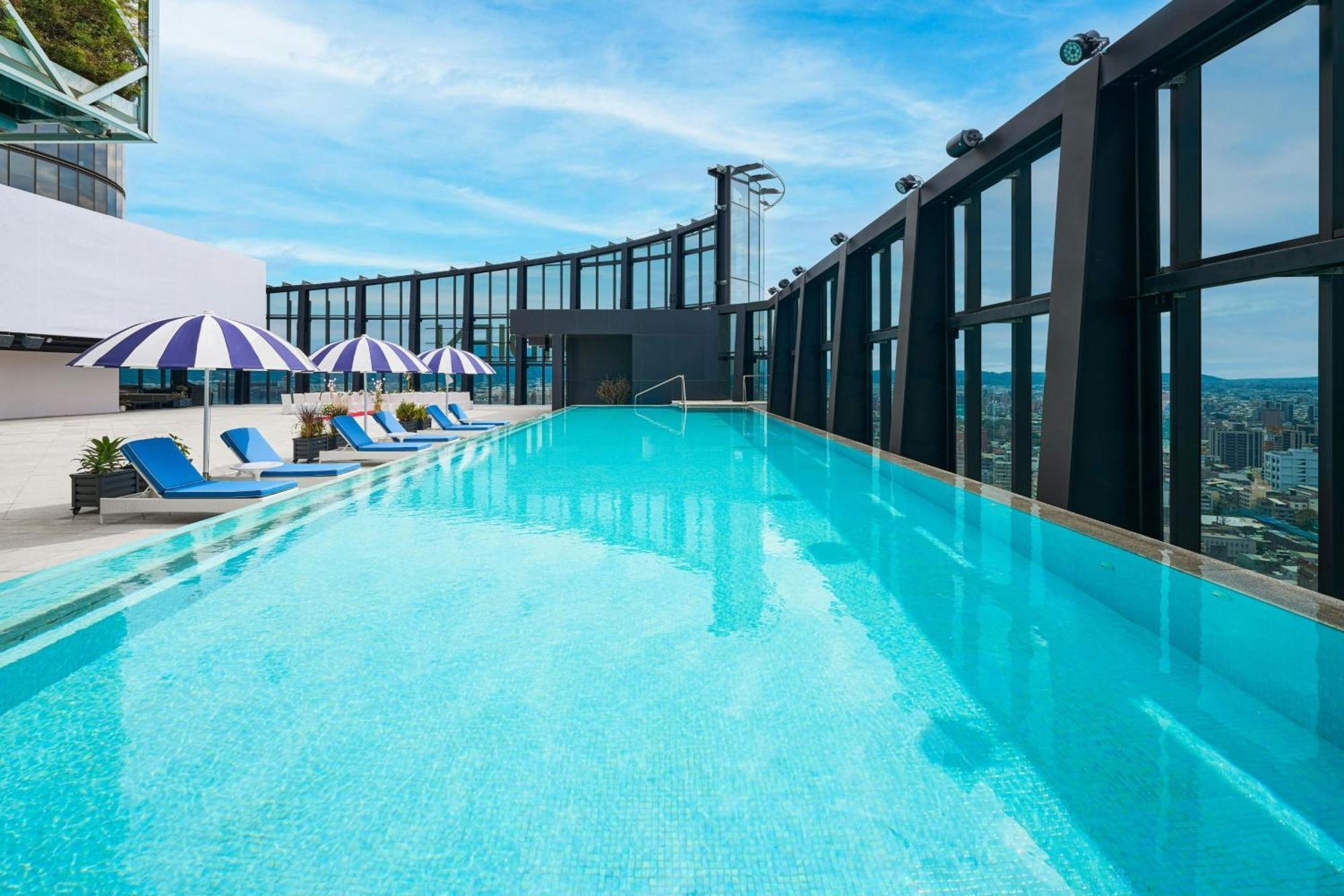 Le Meridien Тайчжун Екстер'єр фото The rooftop pool at the hotel