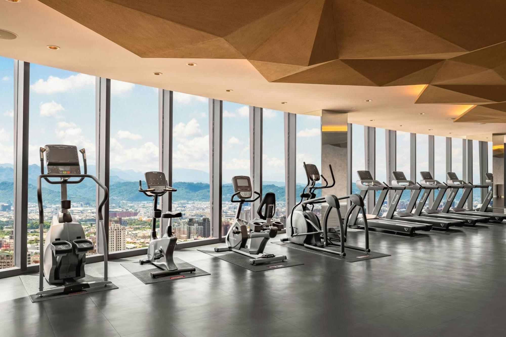 Le Meridien Тайчжун Екстер'єр фото The gym at the 39th floor